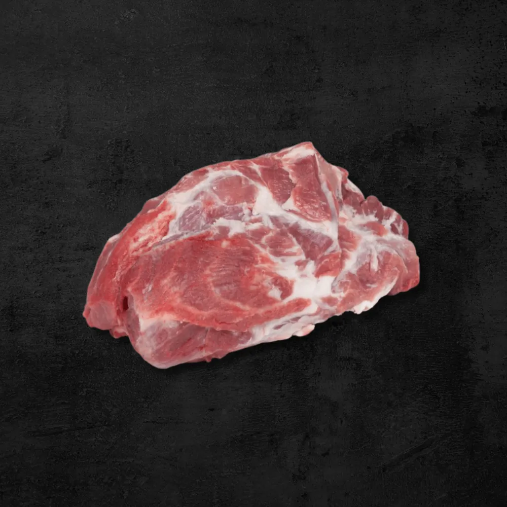 Cabeza de cañón bondiola semimagra de cerdo sobre fondo oscuro