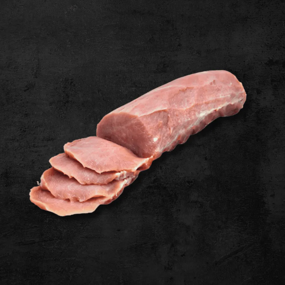 Cañón magro de cerdo en corte entero y rebanadas sobre fondo oscuro