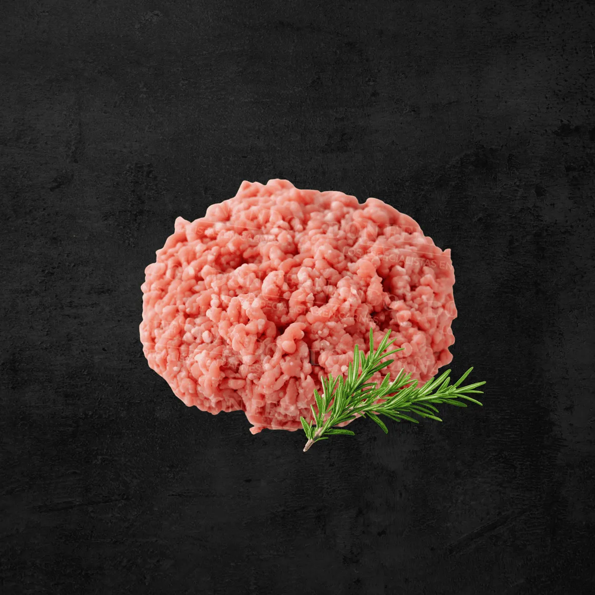 Carne molida de cerdo con romero sobre fondo oscuro