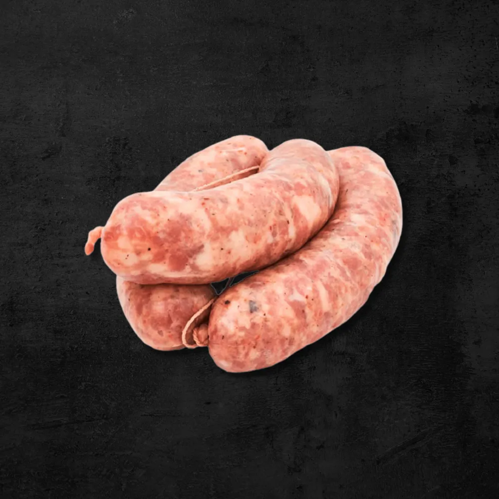 Chorizo casero semimagro de cerdo sobre fondo oscuro
