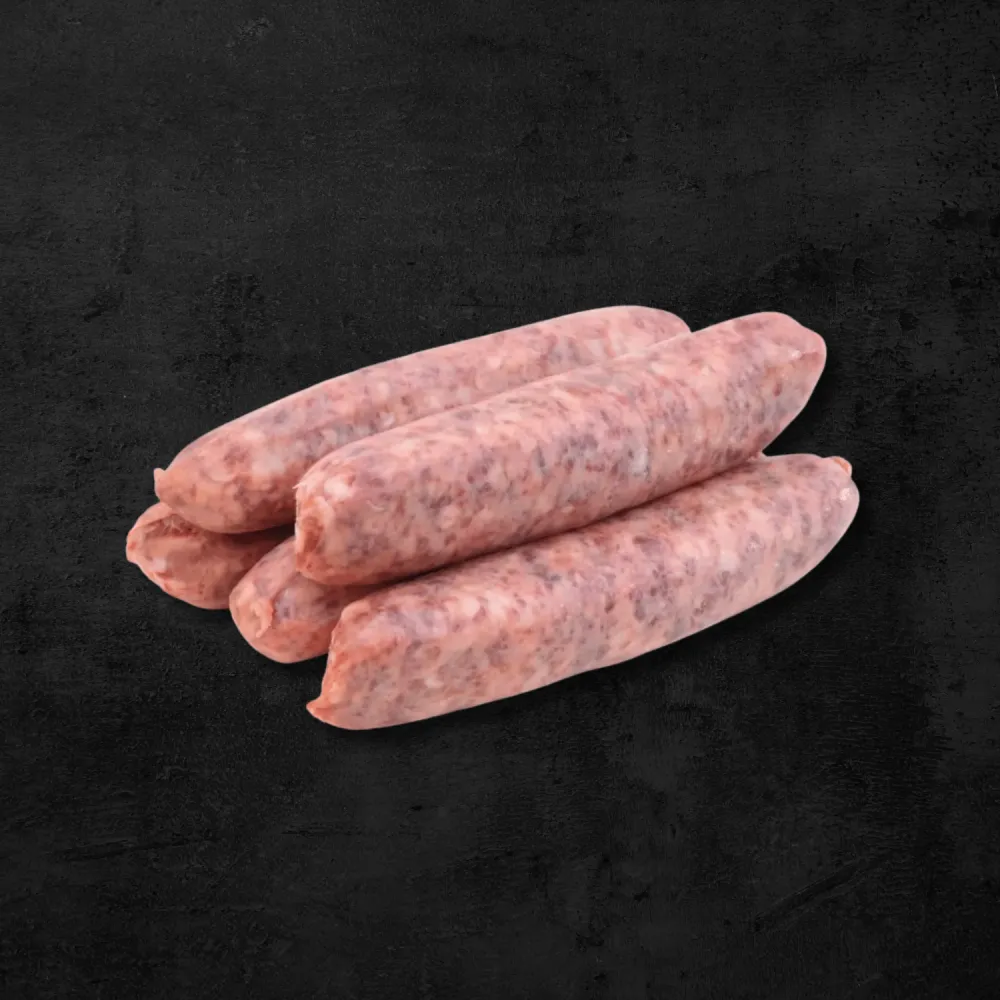 Chorizos santarrosanos de cerdo sobre fondo oscuro