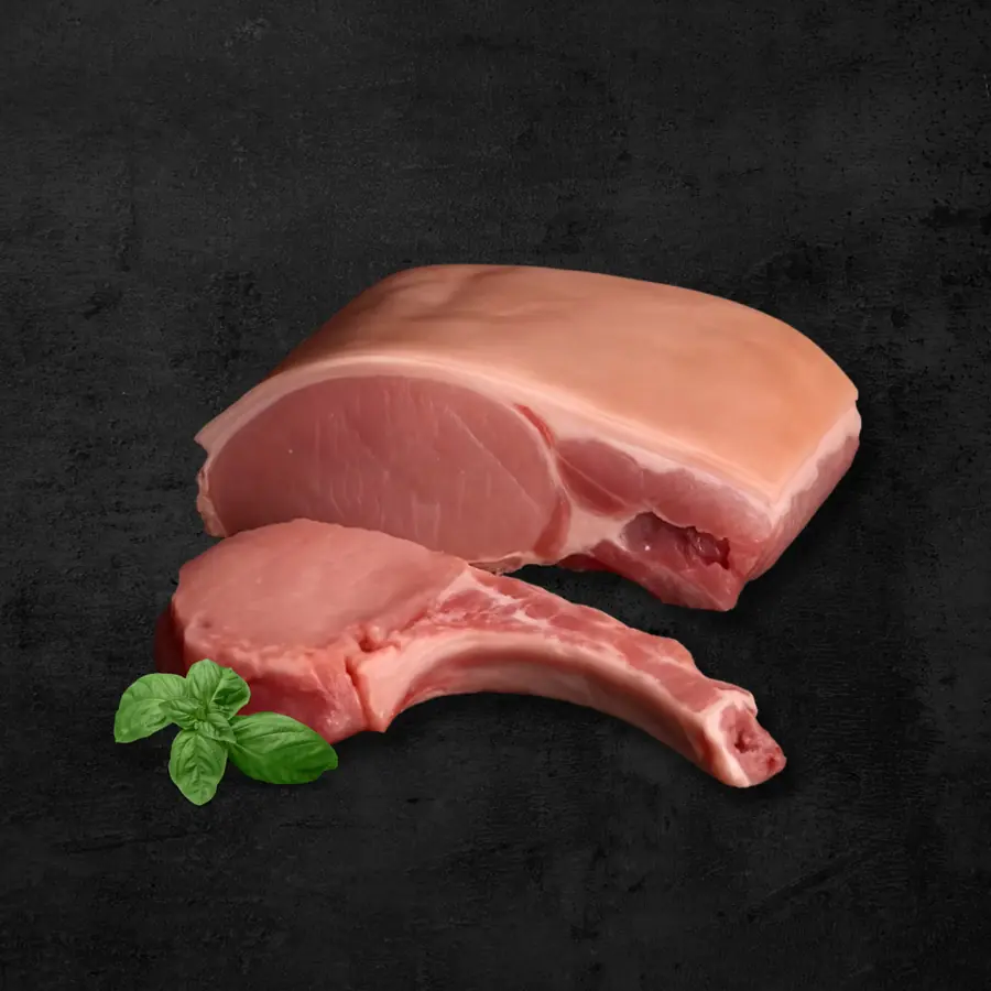 Chuleta de lomo de cerdo con hueso sobre fondo oscuro