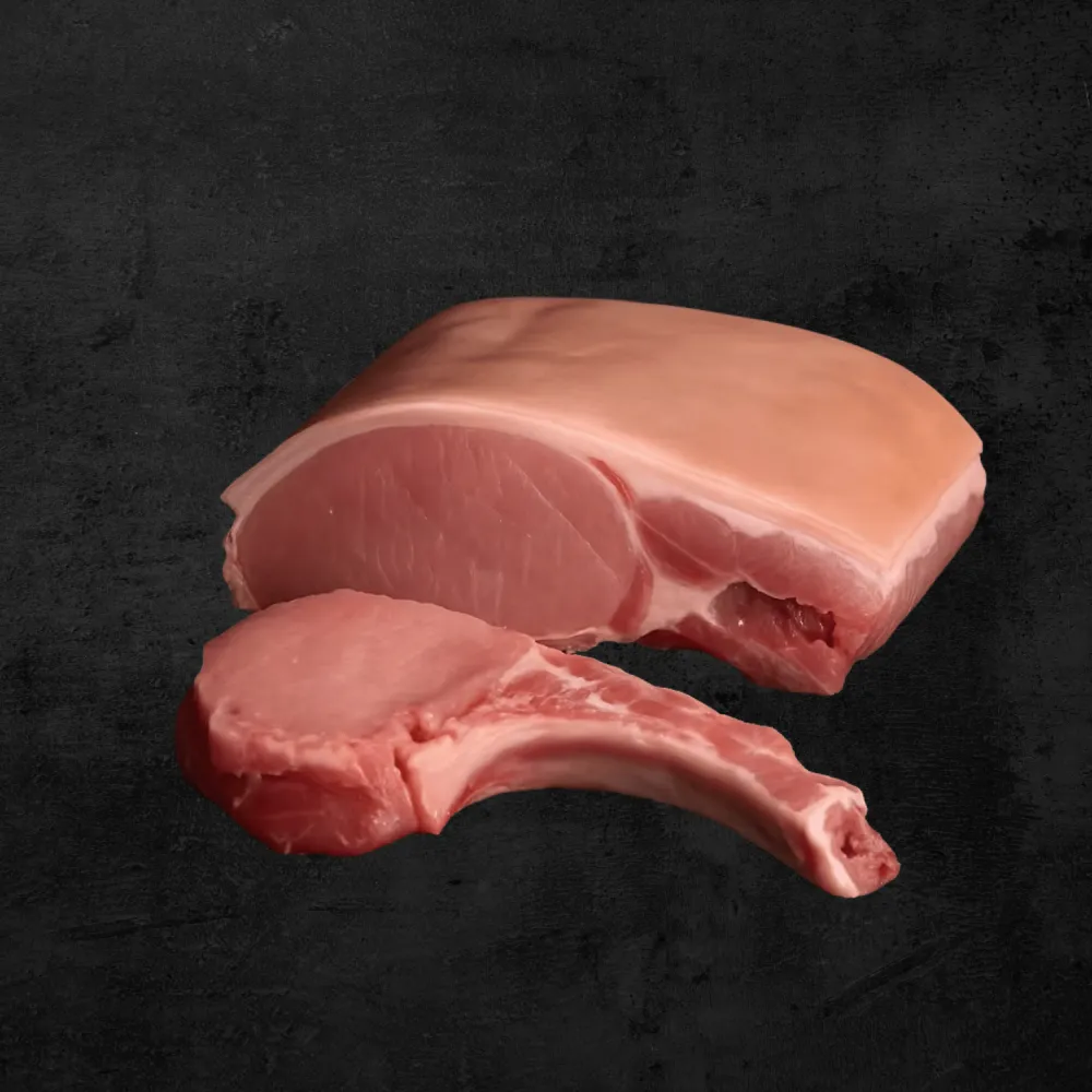 Chuleta de lomo de cerdo con hueso sobre fondo oscuro