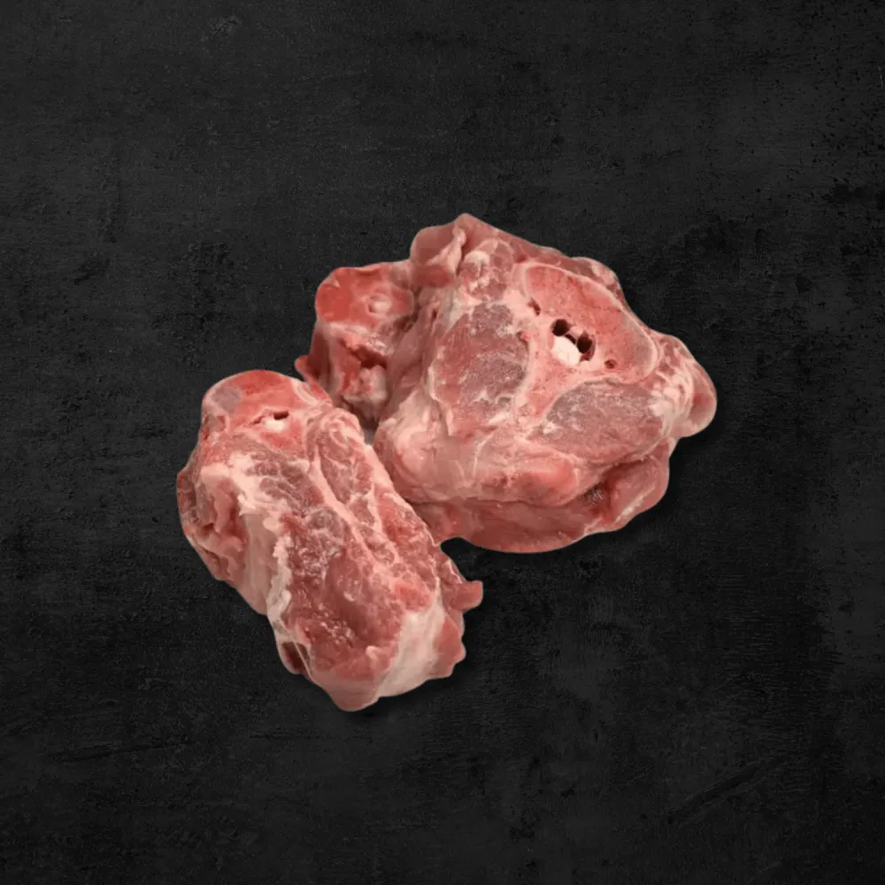 Espinazo de cerdo con hueso sobre fondo oscuro