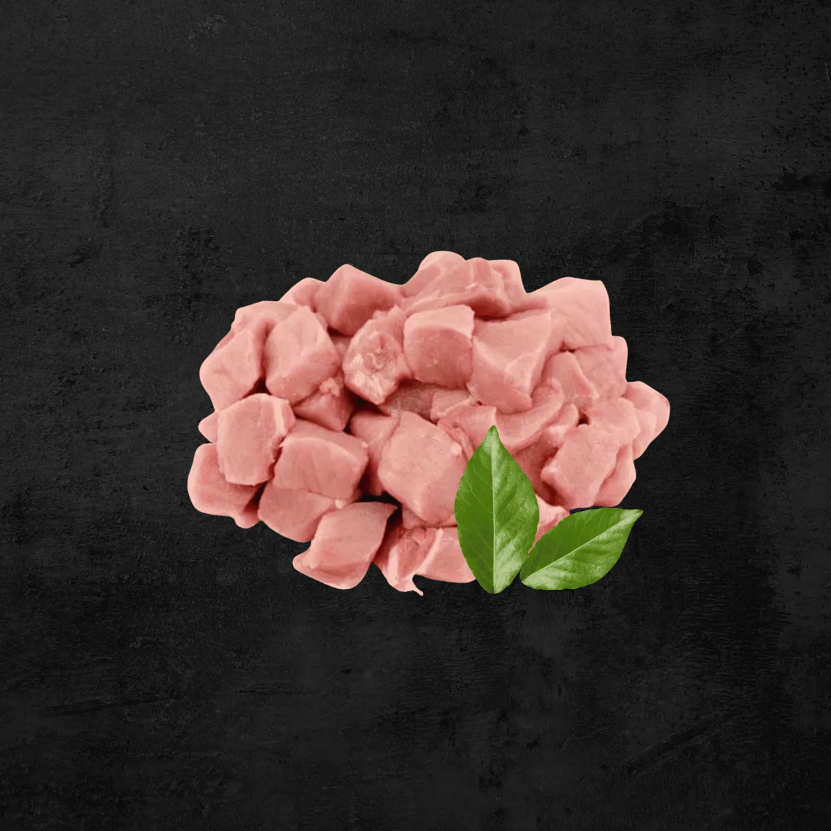 Goulash de cerdo en cubos sobre fondo oscuro