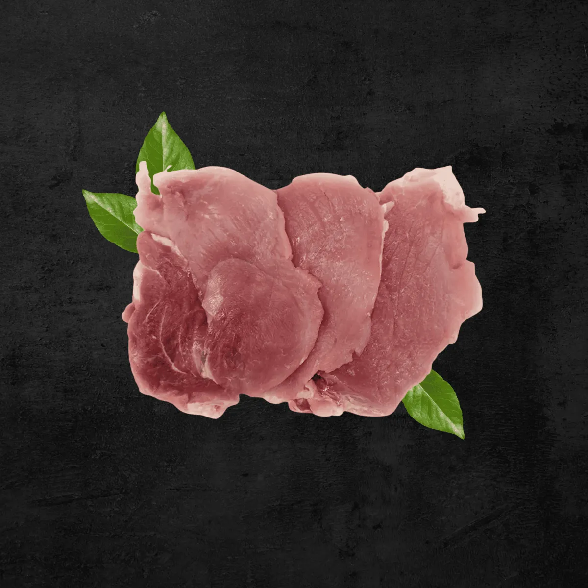 Milanesa de cerdo en filetes sobre fondo oscuro