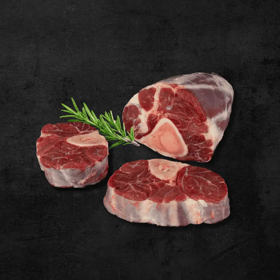 Ossobuco con hueso en cortes sobre fondo oscuro