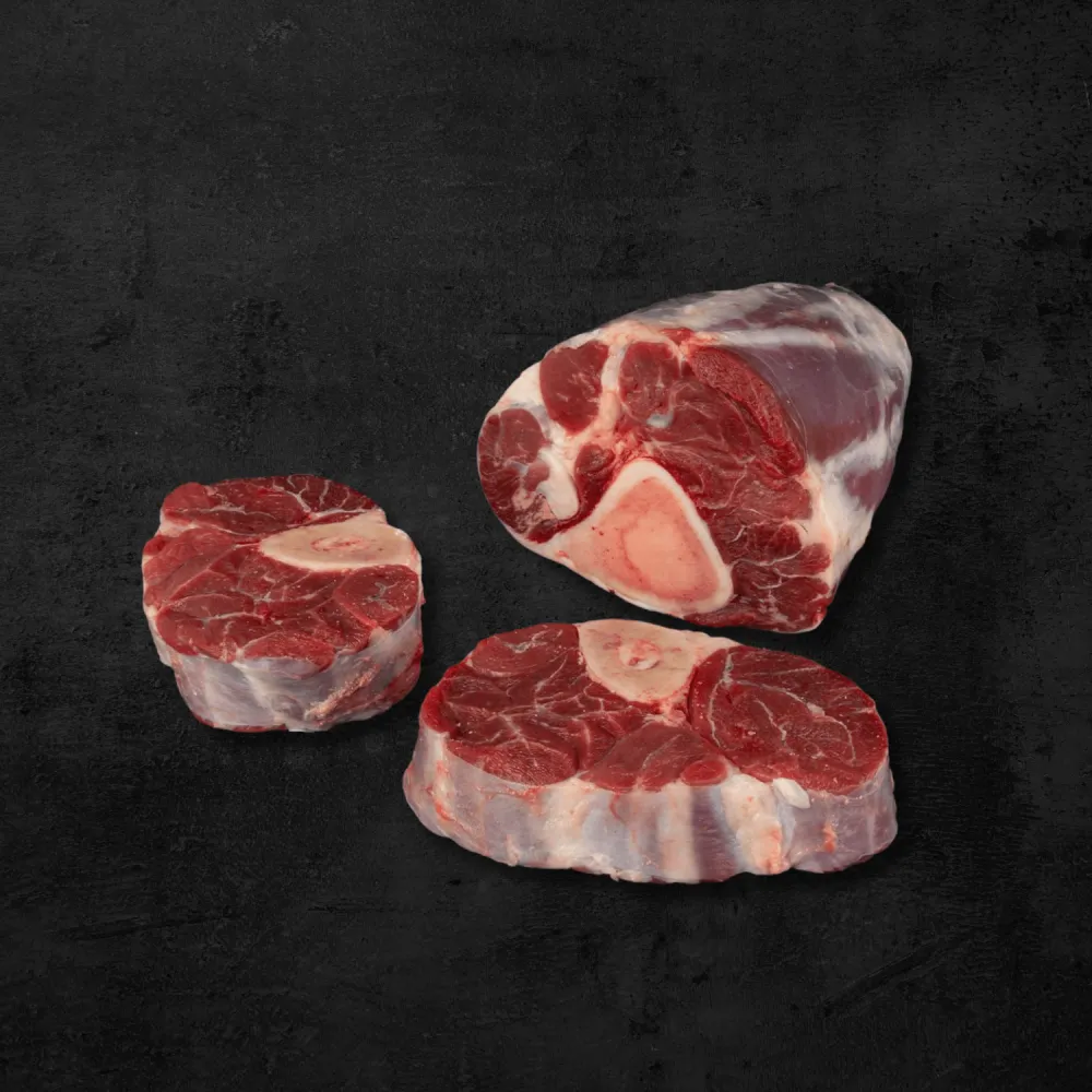 Ossobuco con hueso en cortes sobre fondo oscuro