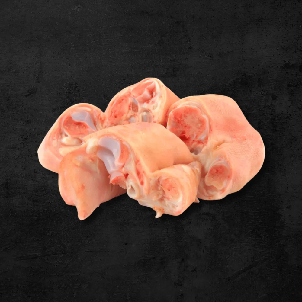 Paticas de cerdo con hueso sobre fondo oscuro