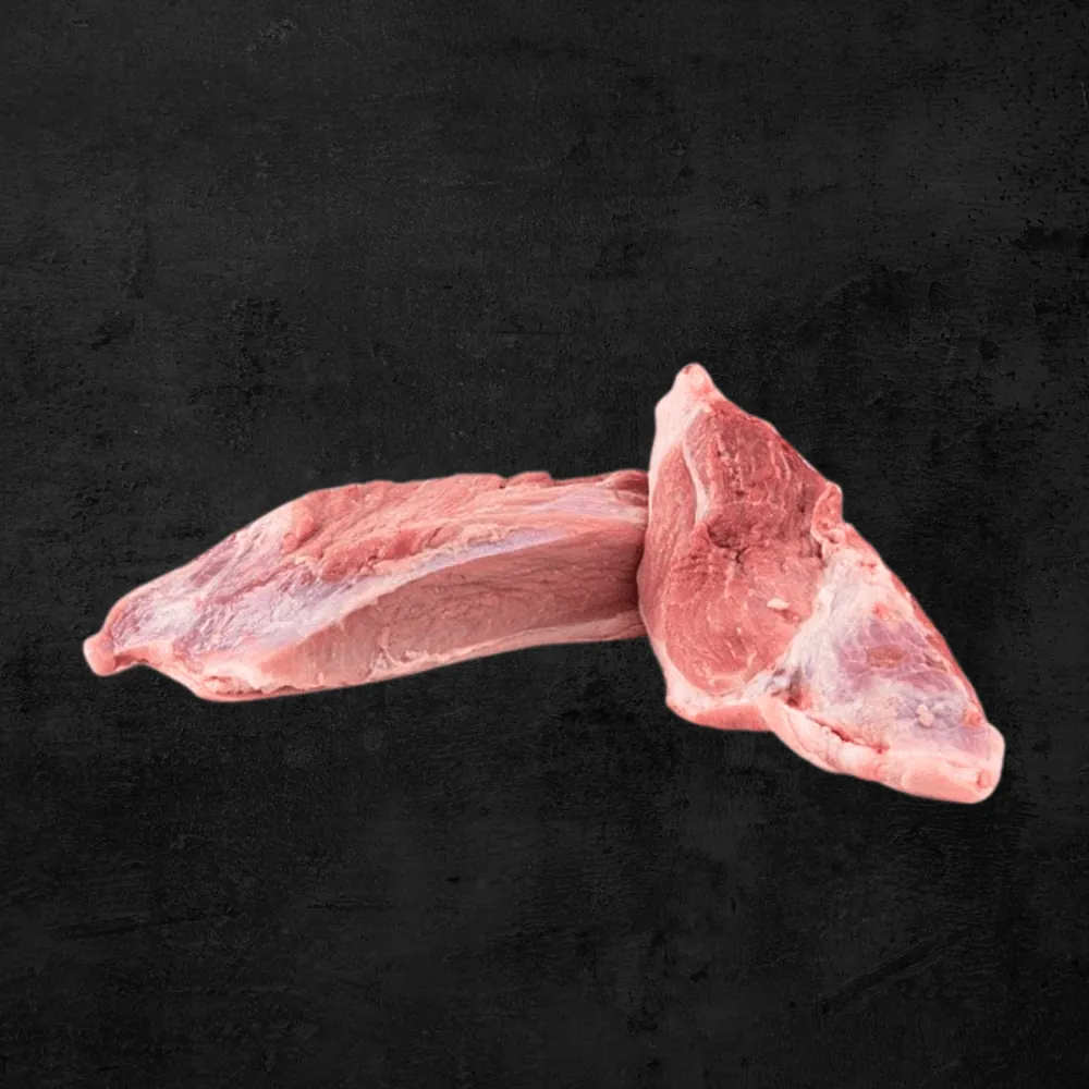 Pierna magra de cerdo en corte entero sobre fondo oscuro