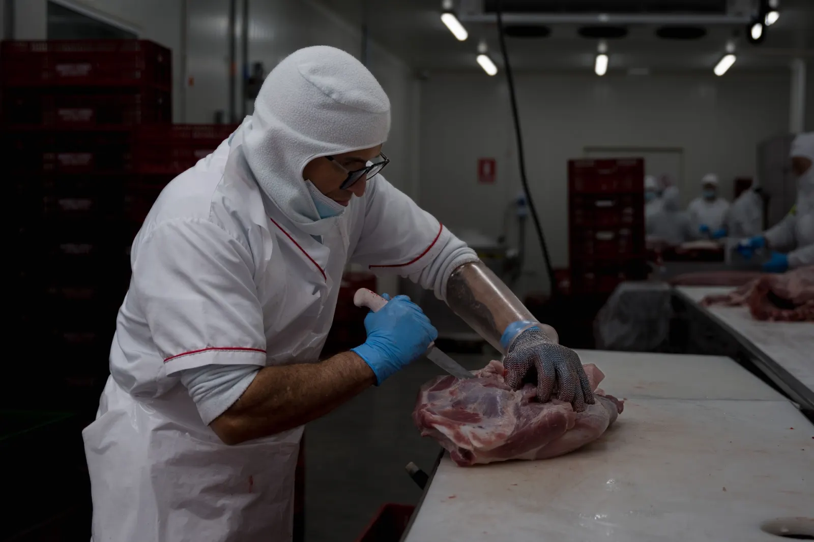 Operario de Market Cerdo despiezando carne de cerdo