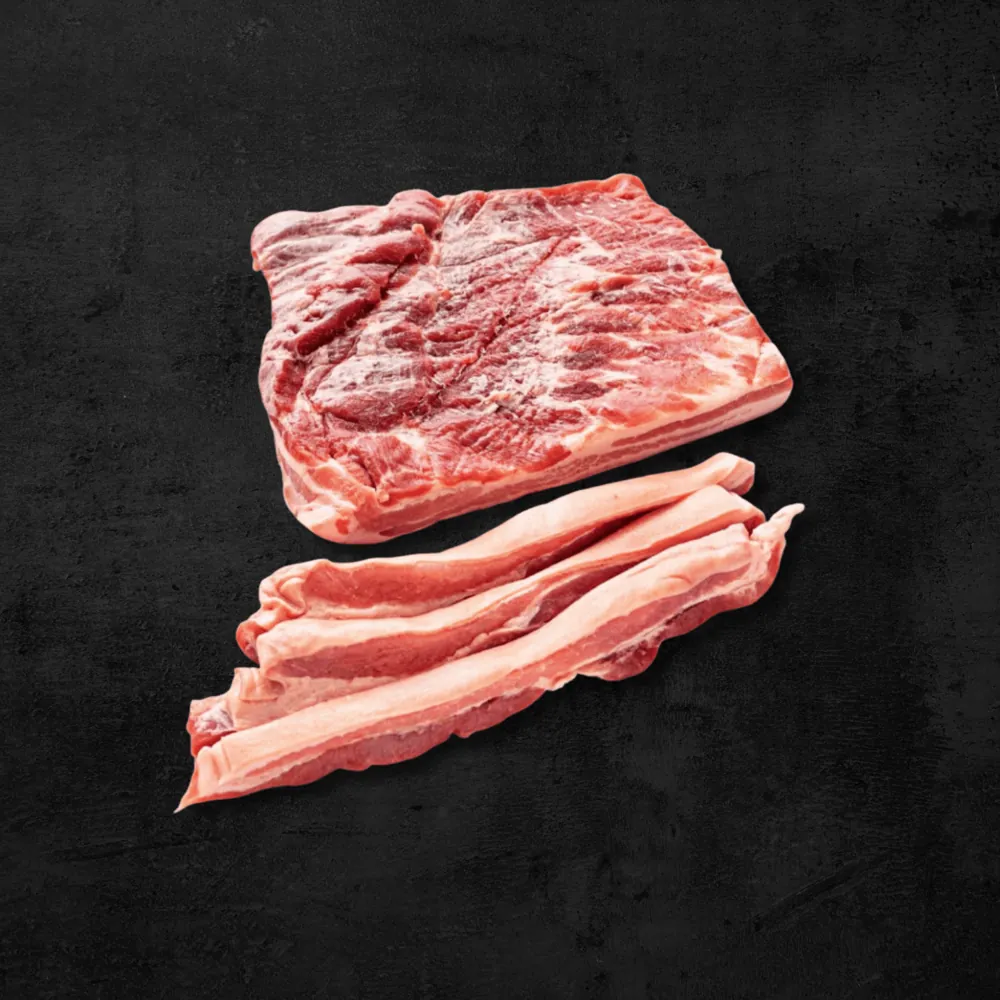 Barriguero de cerdo, tocino de primera, en bloque y lonjas sobre fondo oscuro