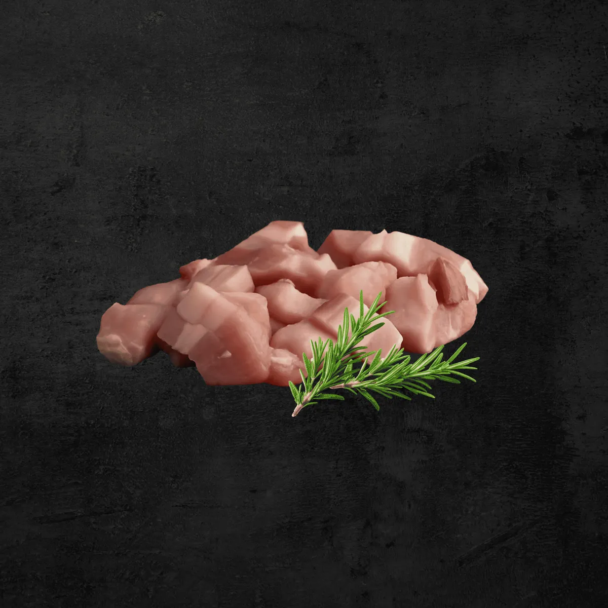 Tocino de cerdo picado en cubos con romero sobre fondo oscuro